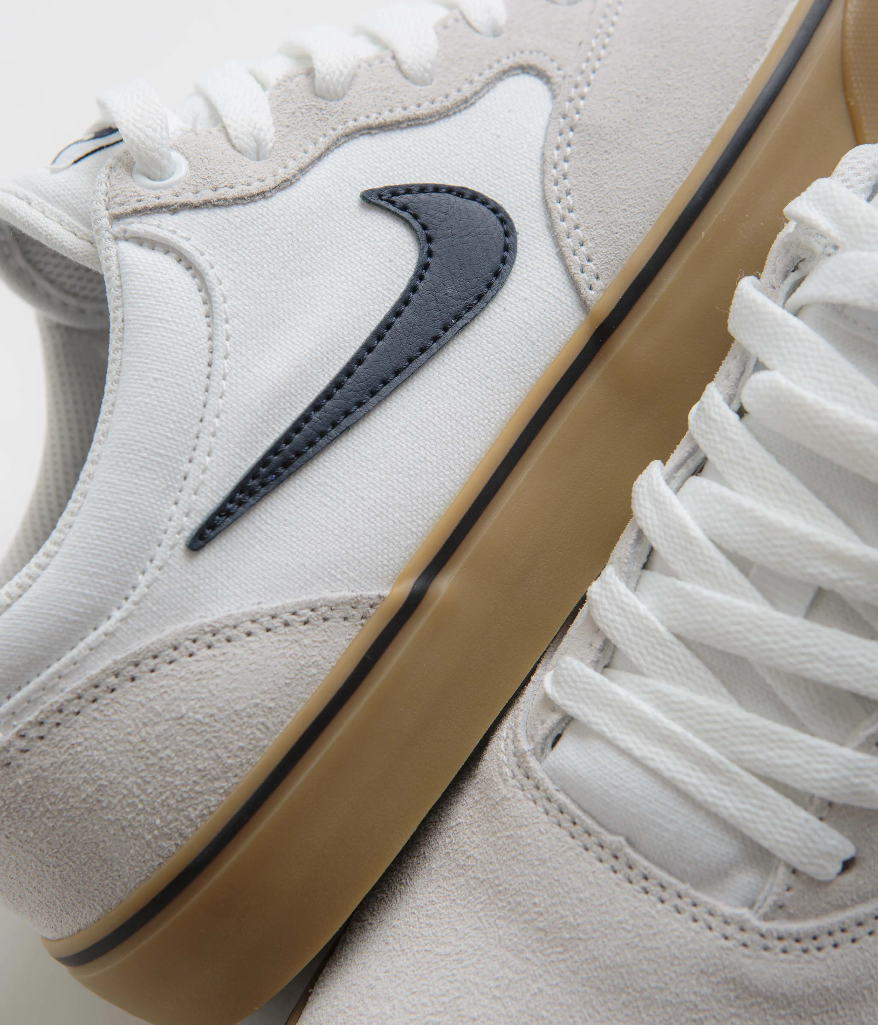 Nike SB Chron 2 Shoes - White / Obsidian - White - Gum Light Brown