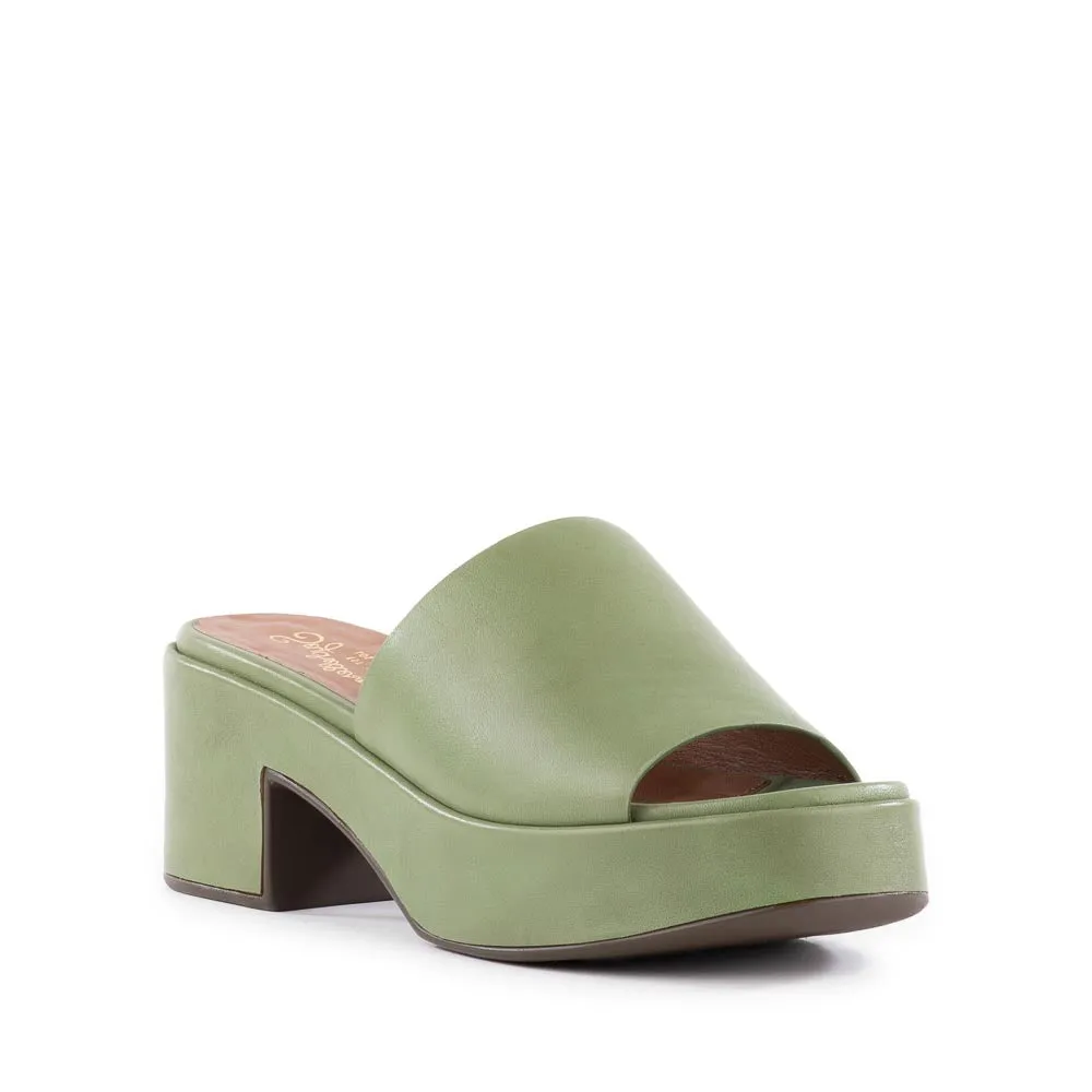 Seychelles One Of A Kind Sandal in Sage Leather