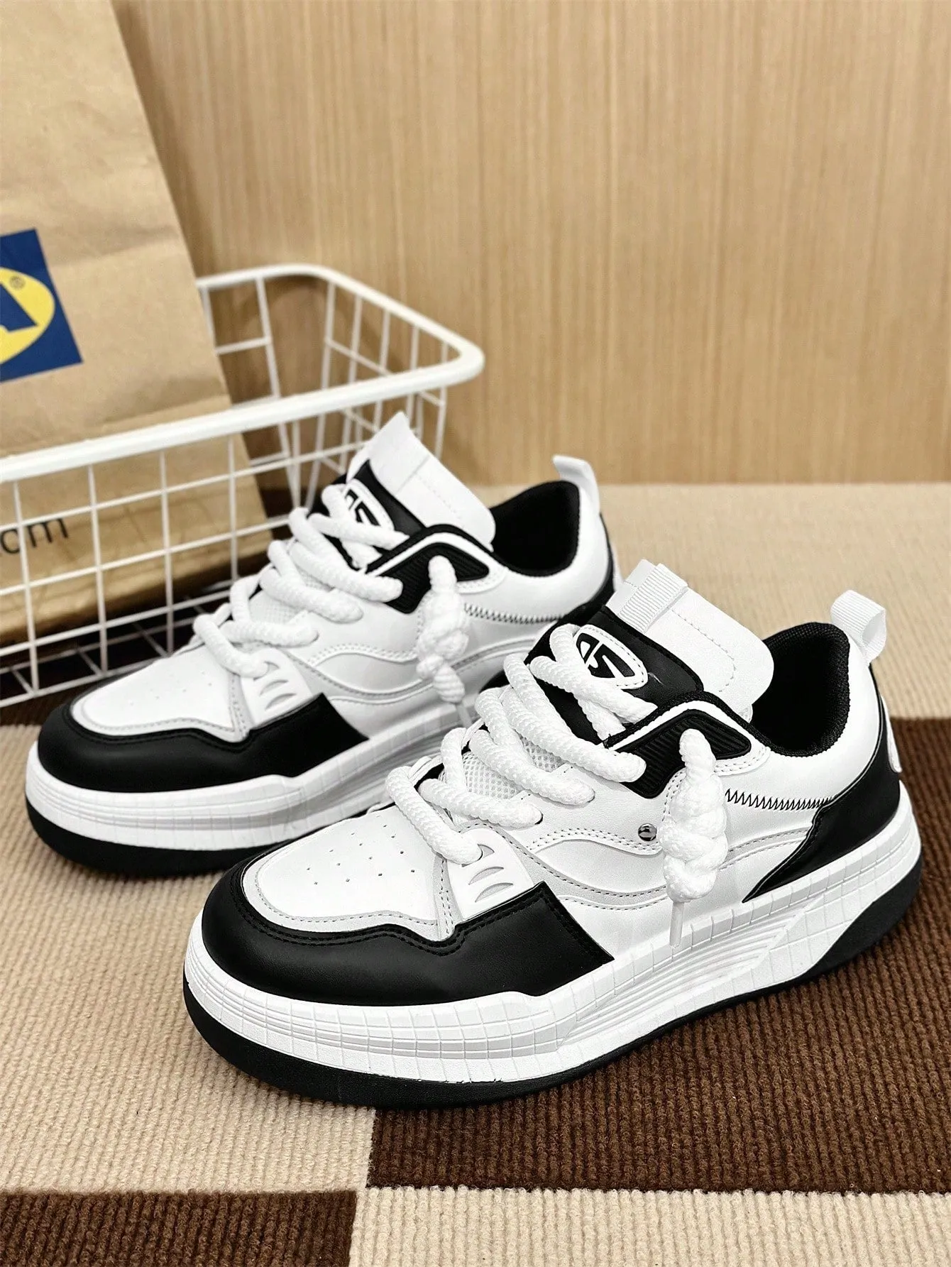 Sporty Skate Shoes For Men, Color block Lace-Up Front Sneakers